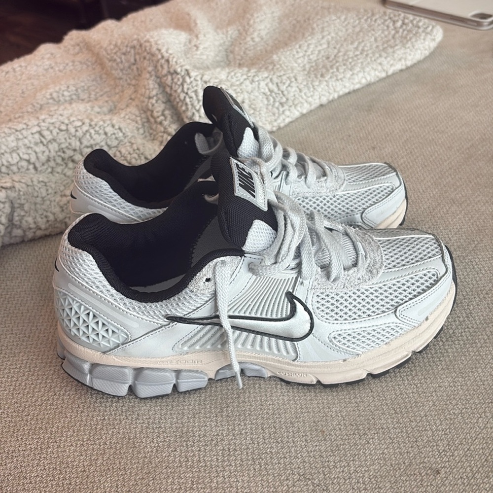 Nike women’s Vomero 5 shoes. Size 8.5